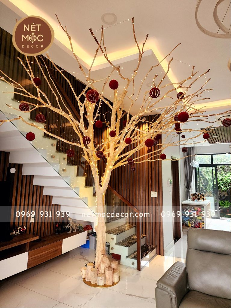 cành cây khô treo đèn trang trí phòng khách