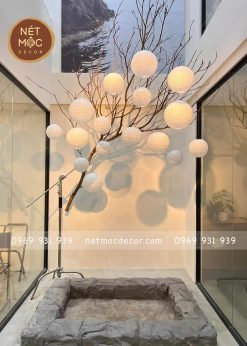 Cành cây khô treo đèn trang trí